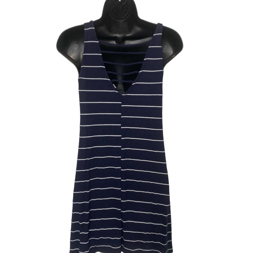 Socialite Ribbed V-neck Shift Dress - Picture 3 of 5